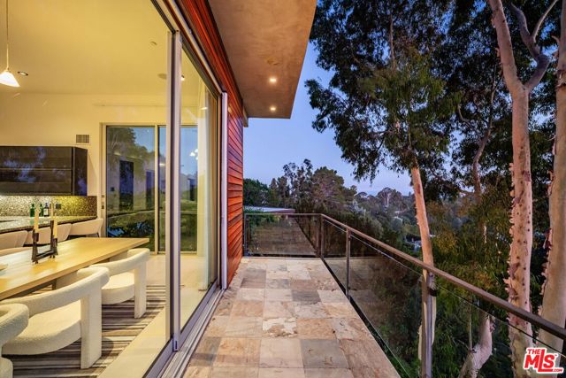 933 Bluegrass Lane, Los Angeles CA: https://media.crmls.org/mediaz/41916a17-c6d4-4307-8653-1e42834bab8c.jpg