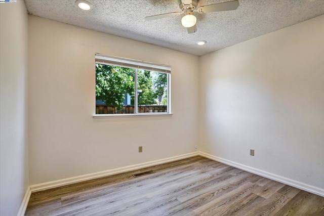 3432 Barmouth Dr, Antioch CA: https://media.crmls.org/mediaz/41917418-fe27-4ce8-bf45-2888fb0966c7.jpg