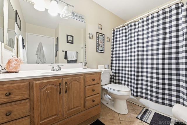 2566 White Oak Pl, Escondido CA: https://media.crmls.org/mediaz/4192ef04-c398-4a5d-a4cb-804c508dff72.jpg