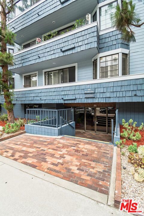 311 Bora Bora Way, Marina del Rey CA: https://media.crmls.org/mediaz/41932516-7e11-4c7e-b6bf-5136b5c22609.jpg