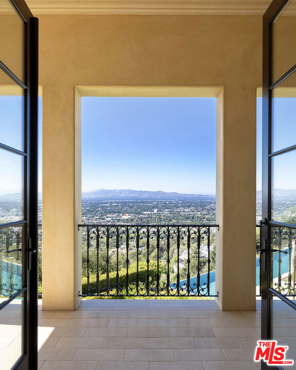 13961 Aubrey Road, Beverly Hills CA: https://media.crmls.org/mediaz/4193a6d6-bee4-443b-b859-d797268adf31.jpg