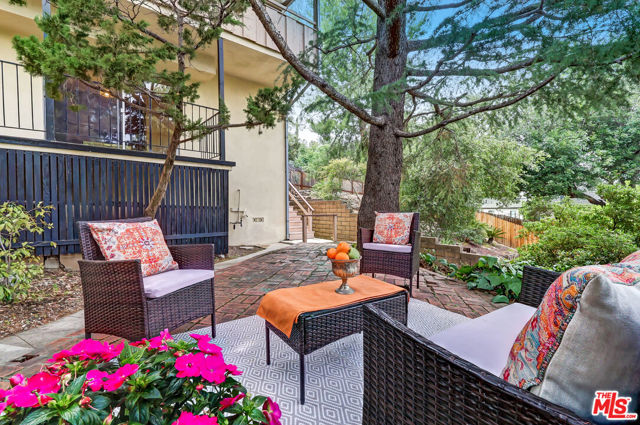7951 Glenties Lane, Sunland CA: https://media.crmls.org/mediaz/4194197f-fb86-4e11-802f-64b08d89719d.jpg
