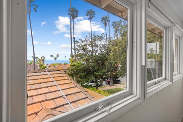 6423 Avenida Cresta, La Jolla CA: https://media.crmls.org/mediaz/419439f0-cb0a-4ff0-93ea-14cf2c575946.jpg