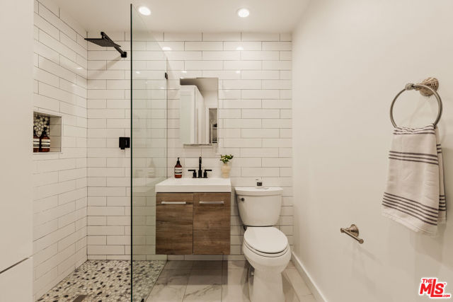 8556 Ridpath Drive, Los Angeles CA: https://media.crmls.org/mediaz/4196e1d5-b231-4472-9416-c51bb72fbe0d.jpg