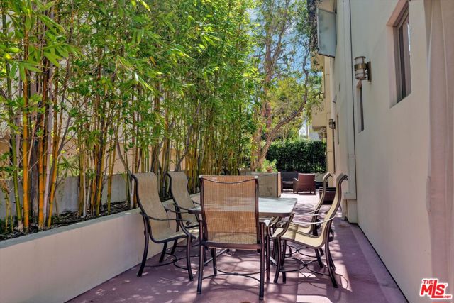 130 N Swall Drive, Beverly Hills CA: https://media.crmls.org/mediaz/4196e33b-3c51-4f68-a337-0048513dc5c8.jpg