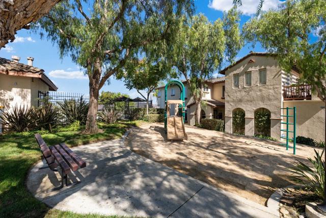 10860 Ivy Hill Dr, San Diego CA: https://media.crmls.org/mediaz/4197e74f-4f51-48b4-b63f-0876b867f506.jpg