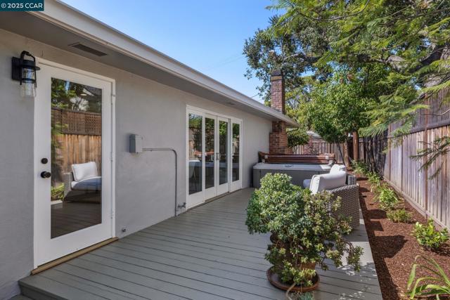 241 E Creek Dr, Menlo Park CA: https://media.crmls.org/mediaz/41982c86-ff4d-456a-bf7d-6fa094f8894b.jpg