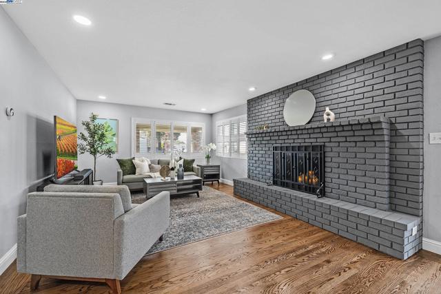 Image 6 of 38 For 36304 Magellan Dr