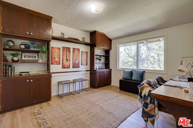 7951 Glenties Lane, Sunland CA: https://media.crmls.org/mediaz/4198aad9-6978-41fd-883e-1967412b9c36.jpg