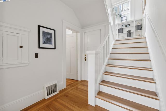 6040 LAWTON AVENUE, Oakland CA: https://media.crmls.org/mediaz/41999911-e5ea-4cfc-ba64-952e65afbb9a.jpg