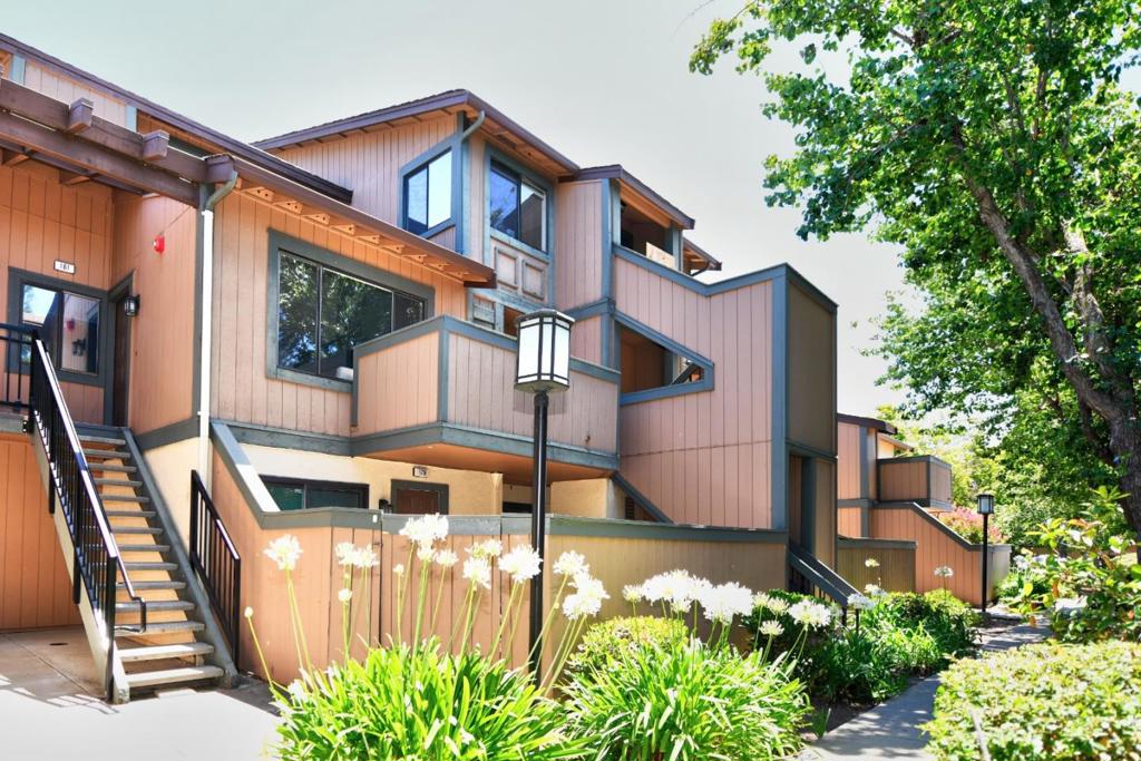 181 E Warren