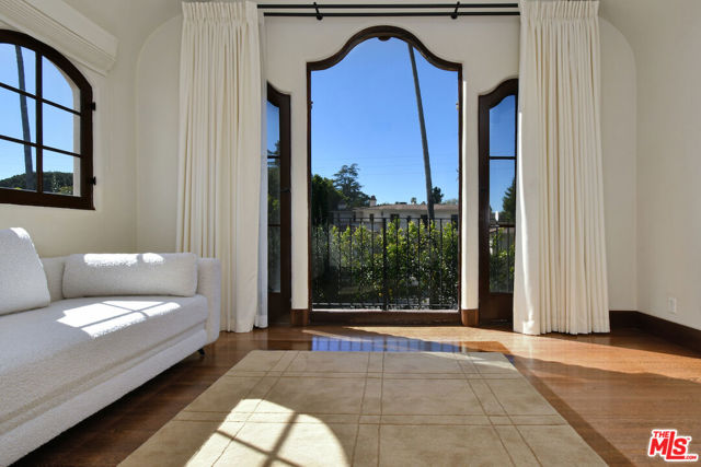 4352 Forman Avenue, Toluca Lake CA: https://media.crmls.org/mediaz/419a2ae4-8065-49ca-8a71-bce54b1fb776.jpg