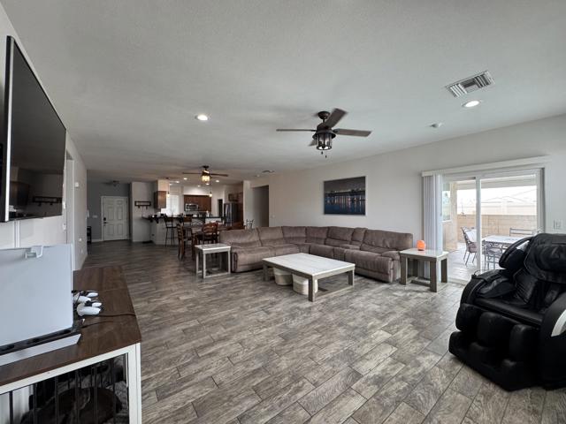 401 Sage Brush Street, Blythe CA: https://media.crmls.org/mediaz/419be321-e54d-4892-af3c-638c135ec2e9.jpg