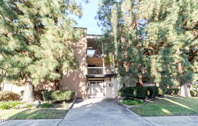 Detail Gallery Image 1 of 20 For 1745 Holly Dr #301,  Glendale,  CA 91206 - 3 Beds | 2 Baths