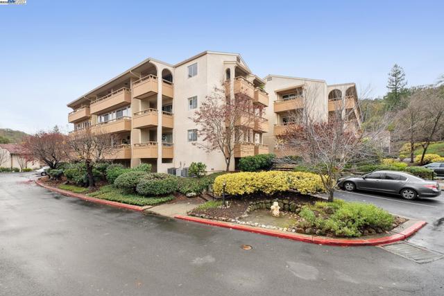 4033 Terra Granada Dr, Walnut Creek CA: https://media.crmls.org/mediaz/419d99a1-9fc6-40aa-af74-6f5e4a45582a.jpg