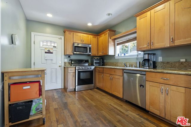 1947 Whitmore Avenue, Los Angeles CA: https://media.crmls.org/mediaz/419dd87b-5d2e-4125-9b9c-2b42596c3354.jpg