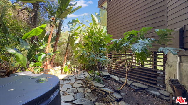 19520 Cave Way, Topanga CA: https://media.crmls.org/mediaz/419ebac4-5208-460c-97af-6182f7c827d5.jpg