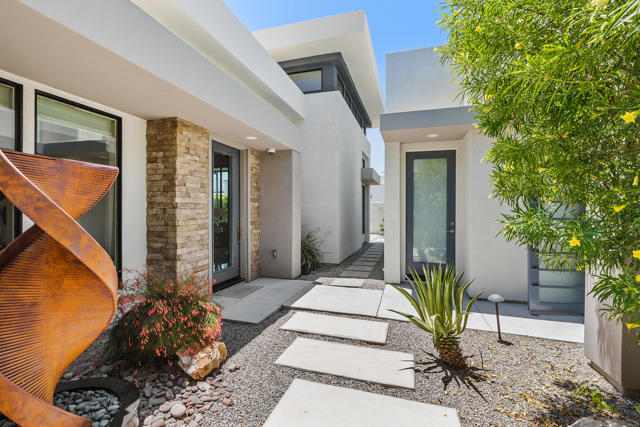 Image 28 of 29 For 21 Emerald Court