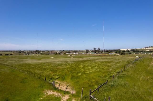 540 Old Natividad Road, Salinas CA: https://media.crmls.org/mediaz/419fada7-eaee-4821-a8ce-32d70c33ee63.jpg