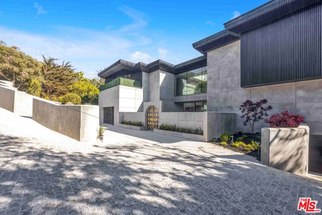 11824 Ellice Street, Malibu CA: https://media.crmls.org/mediaz/419ff27e-99f5-47c3-a7a8-61fba37f244a.jpg