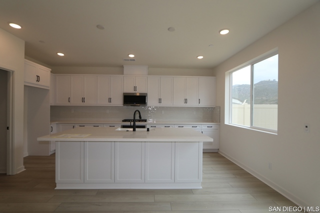 637 Meadowood ST, Fallbrook CA: https://media.crmls.org/mediaz/41a13182-b195-4dc5-a0de-2dfd79269a01.jpg