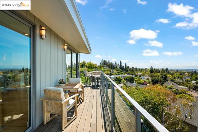 310 Pacific Ave, Piedmont CA: https://media.crmls.org/mediaz/41a26a24-5c64-4486-b569-9f7617dc2898.jpg