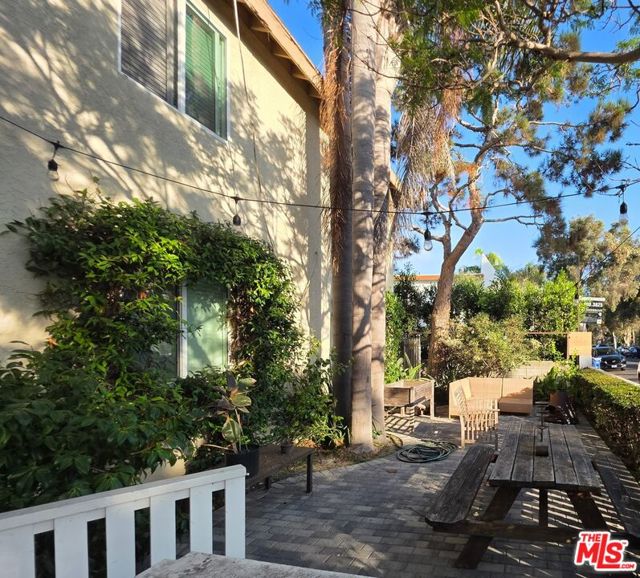 1029 Pleasantview Avenue, Venice CA: https://media.crmls.org/mediaz/41a42f10-8291-4813-993a-1156bb7af68d.jpg