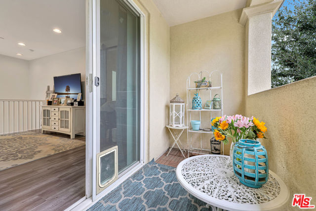 21990 Moveo Drive, Santa Clarita CA: https://media.crmls.org/mediaz/41a4434d-c86f-45a7-839e-5e3201e53b50.jpg