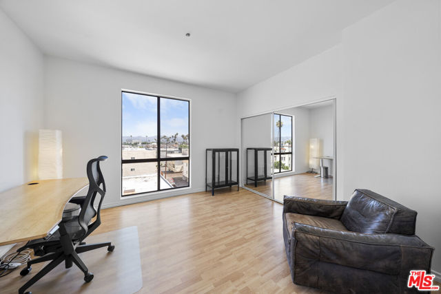 533 S St Andrews Place, Los Angeles CA: https://media.crmls.org/mediaz/41a488e9-a3ed-4a8c-b3ea-8d905066b323.jpg