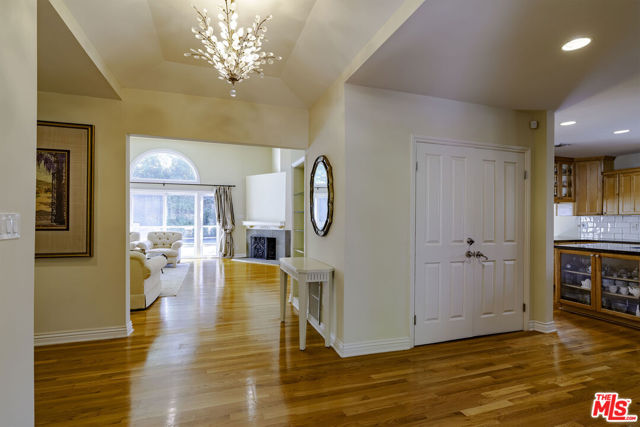 2250 Betty Lane, Beverly Hills CA: https://media.crmls.org/mediaz/41a4a432-ed7f-4d1a-b48c-6e357183fa67.jpg