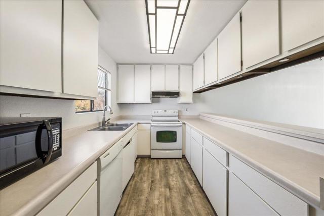 3095 Marina Drive, Marina CA: https://media.crmls.org/mediaz/41a4ab57-af6a-4bf5-bf76-332f807b049b.jpg