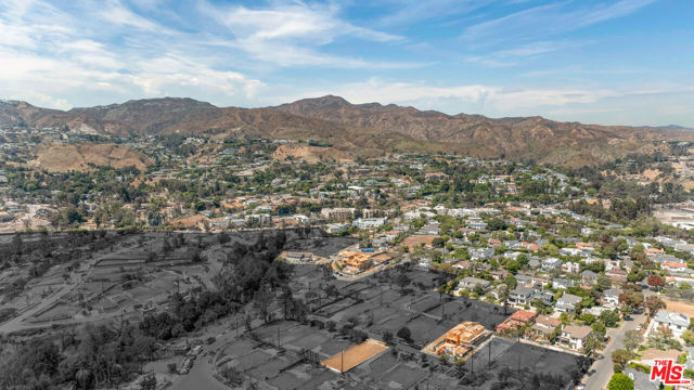 16032 Miami Way, Pacific Palisades CA: https://media.crmls.org/mediaz/41a5cc5c-e861-4c62-b402-f5306e7fbad1.jpg