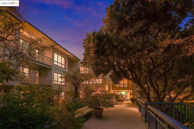 7 Commodore DR, Emeryville CA: https://media.crmls.org/mediaz/41a92773-3cd6-4a25-b63c-4ad140fd64ff.jpg