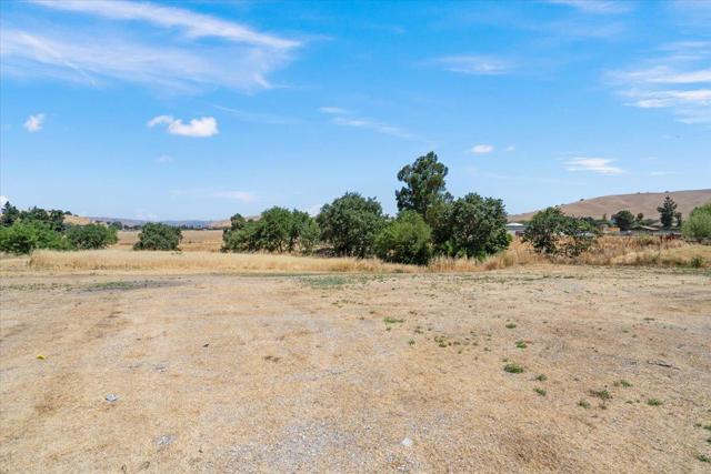 1080 Spring Grove Road, Hollister CA: https://media.crmls.org/mediaz/41a92d04-f823-4c9c-992e-4cbf790882bb.jpg