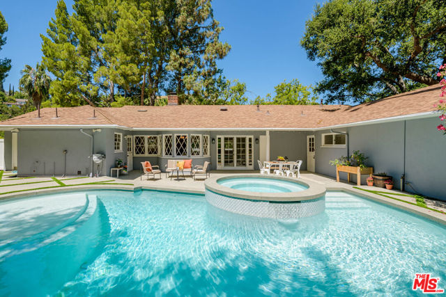 3856 Hayvenhurst Avenue, Encino CA: https://media.crmls.org/mediaz/41aa03fc-30c0-498c-aa12-9f761b1b82ab.jpg