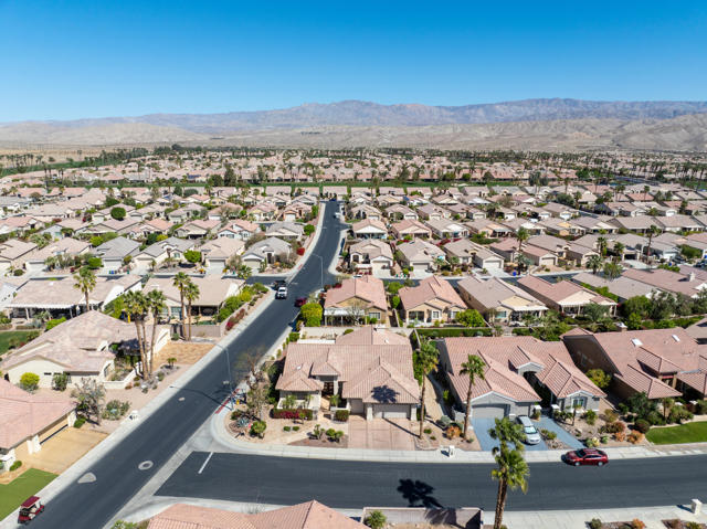 78210 Gray Hawk Drive, Palm Desert CA: https://media.crmls.org/mediaz/41aad20d-b015-4bb7-8b7e-9ccd56b532ee.jpg