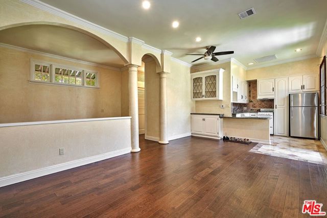 424 N Arden Boulevard, Los Angeles CA: https://media.crmls.org/mediaz/41ab3180-aacf-49ba-a704-6e19ae9e6b54.jpg