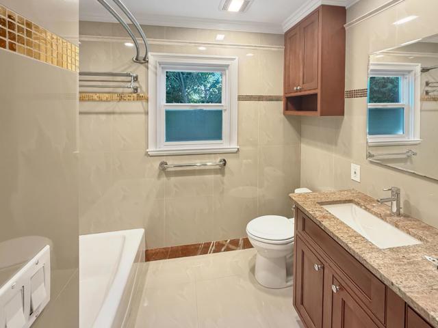 663 17th Avenue, Menlo Park CA: https://media.crmls.org/mediaz/41abd5c4-0cbc-4fe4-a43f-814ec2375891.jpg