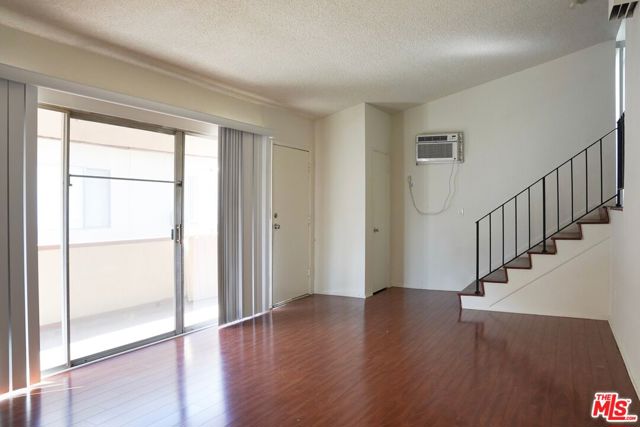 18444 Collins Street, Tarzana CA: https://media.crmls.org/mediaz/41ac670d-d135-4232-b9c2-058440a50c14.jpg