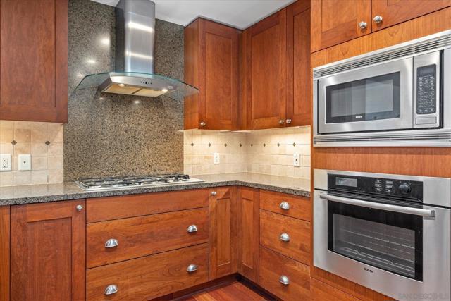 700 W E St, San Diego CA: https://media.crmls.org/mediaz/41ace263-702f-4701-bce2-189d9f8c5d6a.jpg