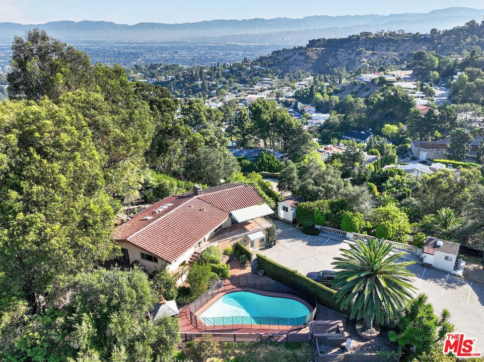 8207 Mulholland Drive — image 1