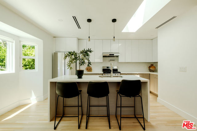 856 858 Coeur D Alene Avenue, Venice CA: https://media.crmls.org/mediaz/41aebef1-e6a9-4235-b4ac-b45d370b0d27.jpg