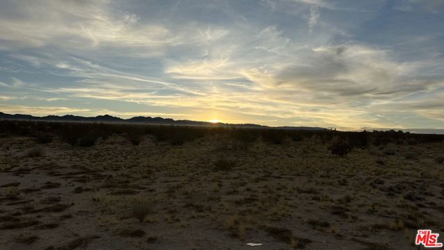 5170 Dusty Mile Road, Landers CA: https://media.crmls.org/mediaz/41af130f-ba56-4225-8ef1-24134e94ee32.jpg