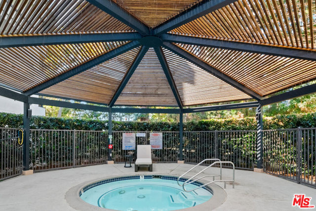 2102 Century Park Lane, Los Angeles CA: https://media.crmls.org/mediaz/41af5e4b-48fc-4e70-a6ee-11db5fafe6df.jpg