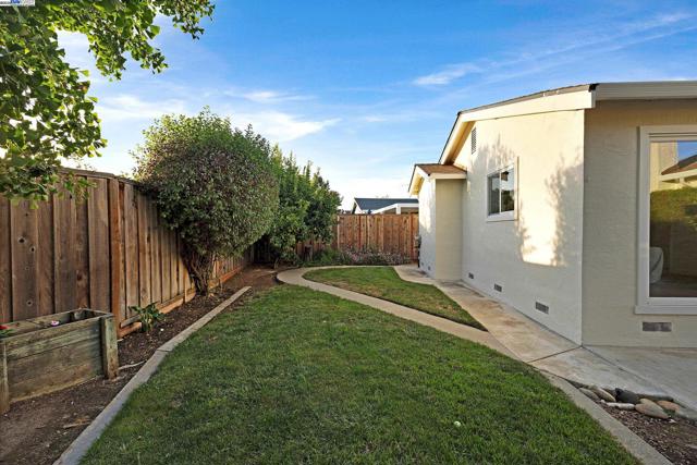 35629 Dee Pl, Fremont CA: https://media.crmls.org/mediaz/41af5f5b-49d9-4425-a294-de0a6dec77dd.jpg