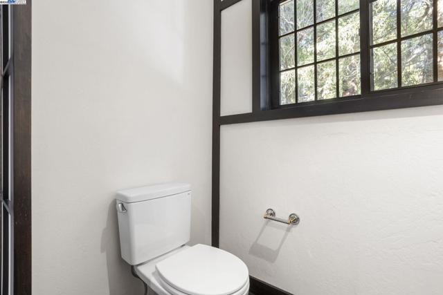 3 Abbott Way, Piedmont CA: https://media.crmls.org/mediaz/41b08137-167e-4673-8cb2-fbb30c6774e4.jpg