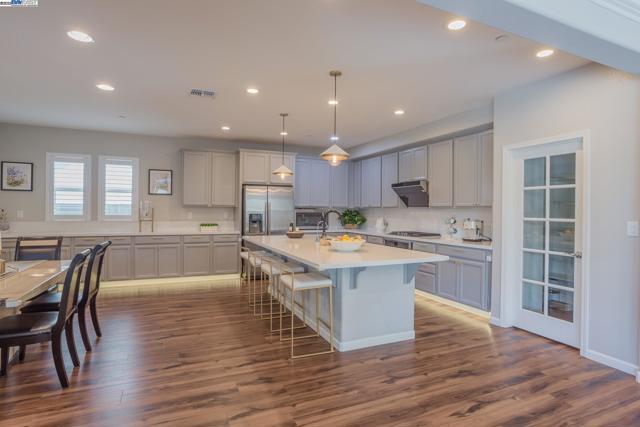 2239 Jessica Way, Tracy CA: https://media.crmls.org/mediaz/41b0ec9a-7bf6-4613-8de2-0820da80f800.jpg