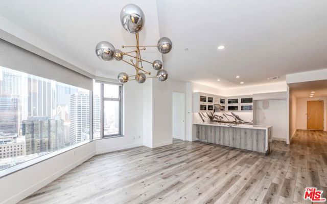 801 S Grand Avenue, Los Angeles CA: https://media.crmls.org/mediaz/41b1c52e-b6bb-4894-a2c2-9c906778a0f6.jpg
