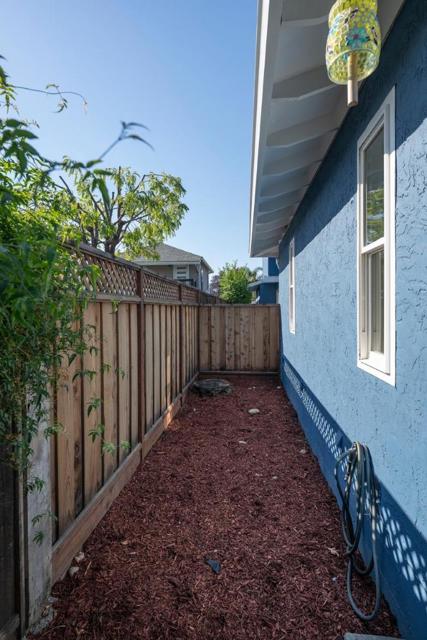 1035 Valota Road, Redwood City CA: https://media.crmls.org/mediaz/41b28d29-abe8-4985-8e01-c462823a673c.jpg