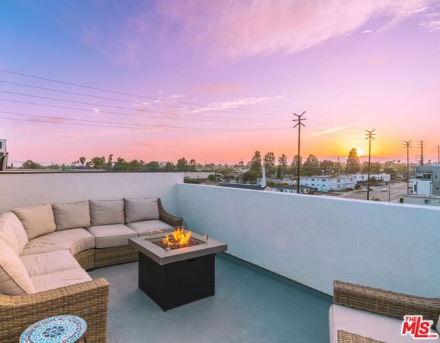 4912 S Centinela Avenue, Los Angeles CA: https://media.crmls.org/mediaz/41b3123b-6b0c-46af-b31f-8caff08e7c3b.jpg